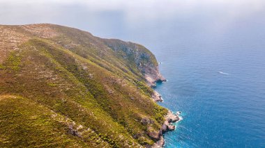 Yunanistan 'ın Zakynthos kentindeki İyon Denizi kıyılarının insansız hava aracı görüntüsü. Tepe, bitki örtüsü, mavi su