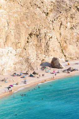 Yunanistan 'ın Zakynthos kentindeki İyon Denizi kıyılarının insansız hava aracı görüntüsü. Kayalık uçurum, plaj birden fazla dinlenen ve yüzen insan, mavi su