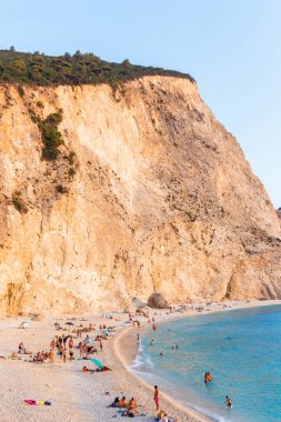 ZAKYNTHOS, GREECE - 23 Ağustos 2021: İyon Denizi kıyısındaki Zakynthos, Yunanistan 'ın insansız hava aracı görüntüsü. Kayalık uçurum, plaj birden fazla dinlenen ve yüzen insan, mavi su