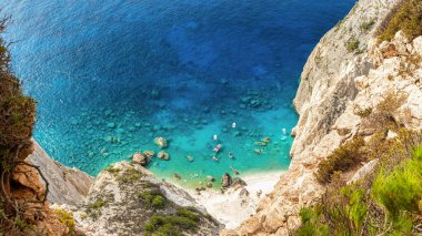 Yunanistan 'ın Zakynthos kentindeki İyon Denizi kıyılarının insansız hava aracı görüntüsü. Rocky Ridge, sahil, demirli tekneler, mavi su