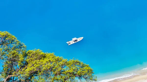 Letecký Pohled Zakotvený Člun Poblíž Pobřeží Zakynthosu Řecku Modrá Transparentní — Stock fotografie
