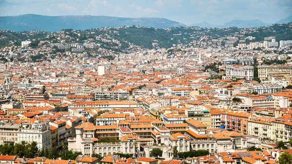Nice, Fransa manzarası. Geleneksel tarzda yapılmış binalar, turuncu çatılar, arka planda tepeler.