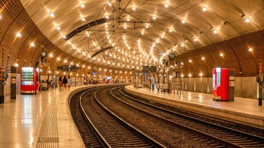 Yeraltı metro istasyonu manzarası, aydınlanma. Monaco