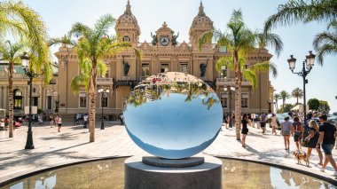 Monako - 8 Ağustos 2021 Monte-Carlo Kumarhanesi Meydanı, yeşillik, anıt, güneşli gün