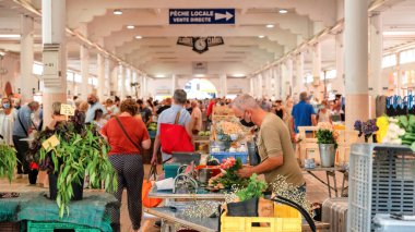 CANNES, FRANCE - 28 AĞUSTOS 2021: Pazar pavyonu, aydınlatma