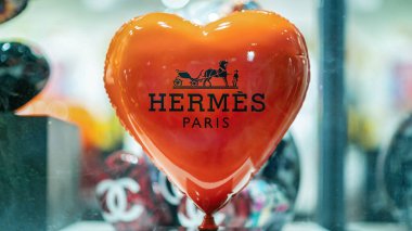 CANNES, FRANCE - 29 AĞUSTOS 2021 Hermes kırmızı kalpli balon hatırası