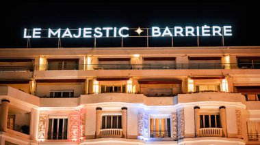 CANNES, FRANCE - 29 Ağustos 2021: Aydınlatmalı bir otel manzarası