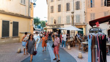 ANTIBES, FRANCE - 30 AĞUSTOS 2021: Geleneksel binalar, insanlar, kafeler