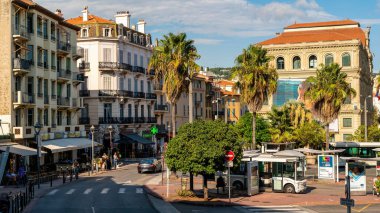 ANTIBES, FRANCE - 31 AĞUSTOS 2021: Geleneksel binalar, insanlar, yeşillik ve kafeler