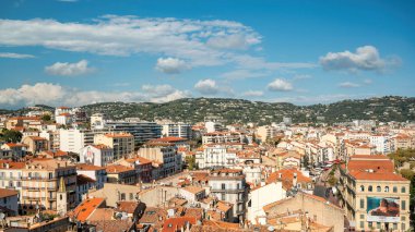 ANTIBES, FRANCE - 31 AĞUSTOS 2021: Geleneksel tarzda yapılmış çok sayıda bina, bir sürü yeşillik.