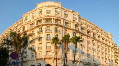 CANNES, FRANCE - 31 AĞUSTOS 2021: günbatımında Miramar Otel
