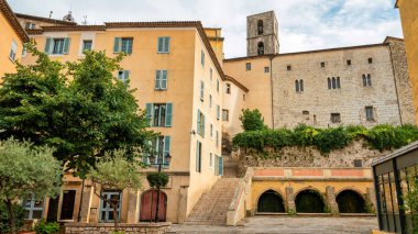 Şehrin sokak manzarası. Geleneksel binalar, yeşillik Grasse, Fransa