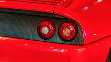 MONACO - 8 AĞUSTOS 2021: kırmızı Ferrari stop lambası