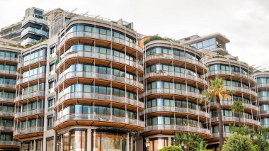 Monte Carlo, Monaco 'da modern bir bina.