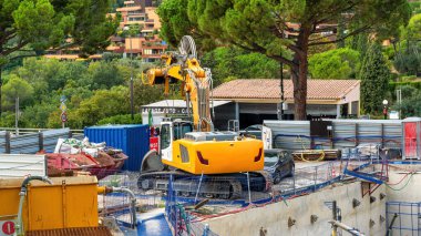 MENTON, FRANCE - 9 Eylül 2021 İnşaat çalışmaları, yeşillik