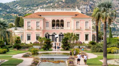 Güzel, FRANCE - 10 Eylül 2021 Yeşillik bahçeli bir villa, ziyaretçiler