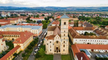 Romanya 'nın Alba-Iulia kentindeki Alba Carolina Kalesi' nin insansız hava aracı görüntüsü. Şehir manzarası, birden fazla bina, kilise, insanlar.
