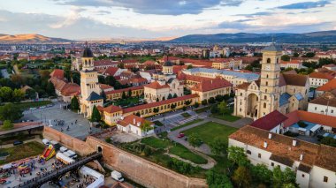 Romanya 'nın Alba-Iulia kentindeki Alba Carolina Kalesi' nin insansız hava aracı görüntüsü. Şehir manzarası, birden fazla bina, kilise, insanlar.