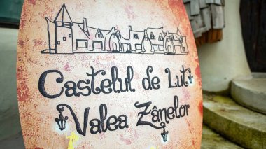 PORUMBACU DE SUS, ROMANIA - 18 Eylül 2021: Clay Castle, Peri Vadisi tabelası