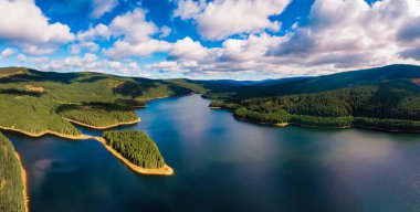 Romanya 'daki hava aracı doğaya panoramik açıdan bakıyor. Karpat Dağları, Oasa Manastırı tepeleri yemyeşil ormanlar, göllü vadiler