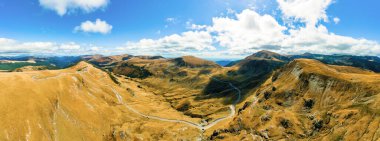 Romanya 'daki hava aracı doğaya panoramik açıdan bakıyor. Karpat dağları, vadiler, yollar