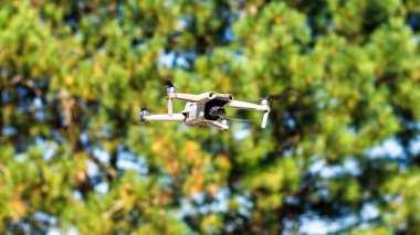 Arka planda yeşillik olan uçan dron