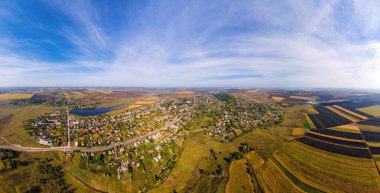 Moldova 'daki doğanın panoramik görüntüsü. Köy, göller, geniş alanlar.