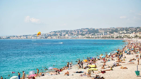 Nice フランス 2021年8月8日 コートD Azurの表示 地中海のビーチの人々 青い水の上に複数の休憩 — ストック写真