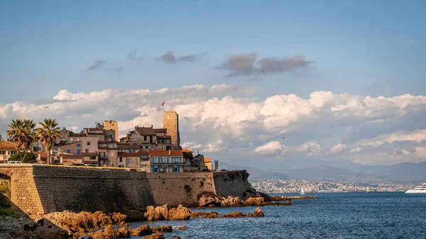 Middellandse Zeekust Van Antibes Bij Zonsondergang Frankrijk Gebouwen Aan Kust — Stockfoto