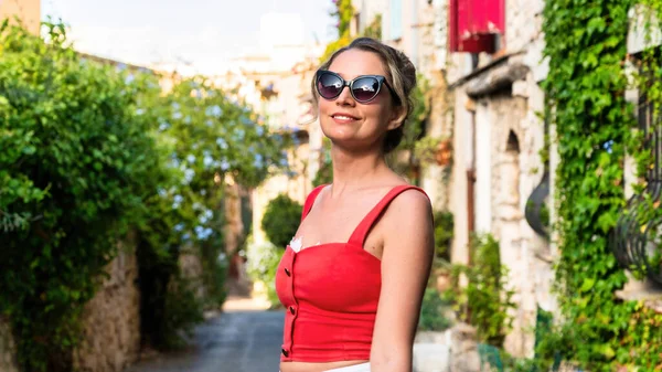 Donna Caucasica Sorridente Occhiali Sole Posa Una Stradina Antibes Francia — Foto Stock