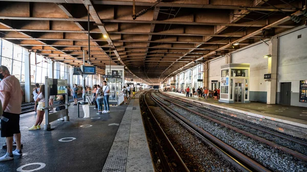 Antibes Frankrike Augusti 2021 Utsikt Över Tågstationen Med Många Människor — Stockfoto