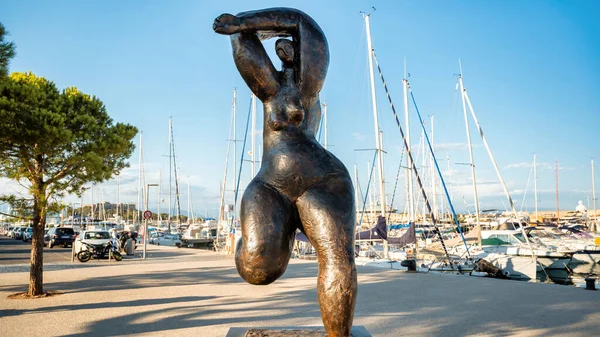 Antibes Francia Agosto 2021 Scultura Una Donna Strada Argine — Foto Stock