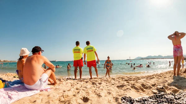 Cannes France Ağustos 2021 Dinlenen Insanlar Cankurtaranlarla Dolu Bir Plaj — Stok fotoğraf