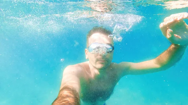 Mężczyzna Googlach Pływający Pod Wodą Morza Śródziemnego Błękitna Woda — Zdjęcie stockowe
