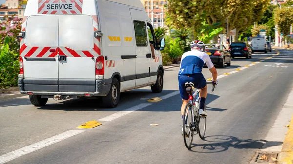 城市的街道景观 法国戛纳有一辆汽车和一名骑自行车者的道路 — 图库照片