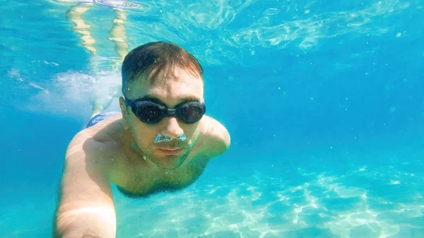 Ein Mann Mit Brille Schwimmt Unter Dem Wasser Des Mittelmeeres — Stockfoto