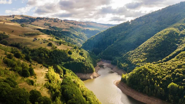 Luchtdrone Uitzicht Natuur Roemenië Heuvels Weelderig Groen Vallei Met Rivier — Stockfoto