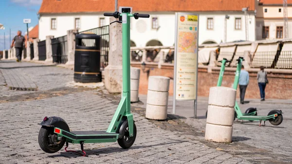 Geparkeerde Elektrische Delende Scooter Een Straat Van Een Stad Roemenië — Stockfoto