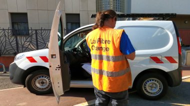 CANNES, FRANCE - 12 Eylül 2021: Turuncu kadın, arabayı açtı