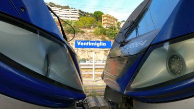 VENTIMIGLIA, İTALYA - 14 EYLÜL 2021: Tren istasyonunun görüntüsü, trenler durdu
