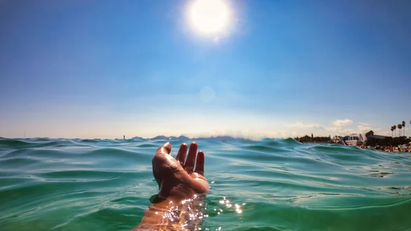 Człowiek Trzymający Rękę Nad Wodą Morza Śródziemnego — Zdjęcie stockowe