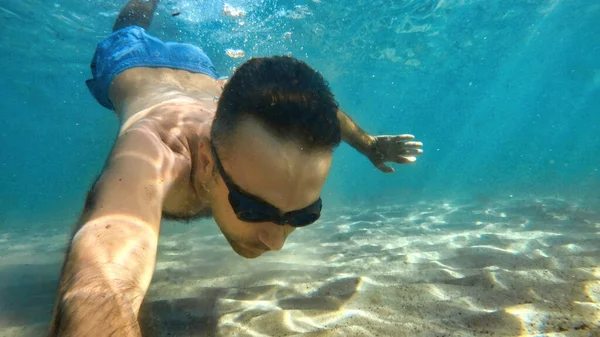 Людина Окулярах Плаває Під Блакитною Прозорою Водою Середземного Моря Тримаючи — стокове фото