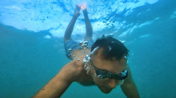 Man Goggles Swimming Blue Transparent Water Mediterranean Sea Holding Camera — Stock Photo, Image