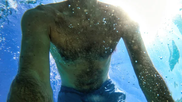 Hombre Nadando Bajo Las Aguas Azules Transparentes Del Mar Mediterráneo — Foto de Stock
