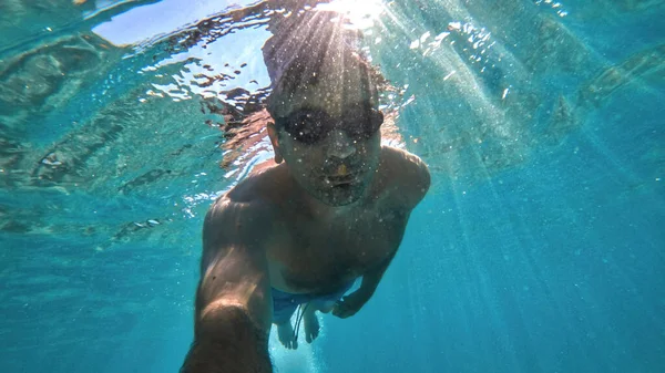 Mann Mit Brille Schwimmt Unter Dem Blauen Und Transparenten Wasser — Stockfoto