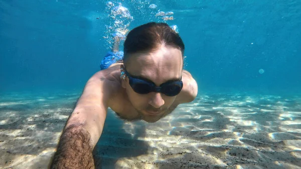 Man Goggles Swimming Blue Transparent Water Mediterranean Sea Holding Camera — Stock Photo, Image