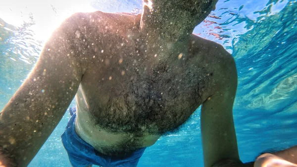 Man Swimming Blue Transparent Water Mediterranean Sea Holding Camera — Stock Photo, Image