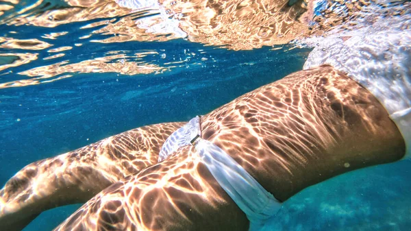 Vrouw Wit Zwempak Zwemmend Onder Het Blauwe Transparante Water Van — Stockfoto