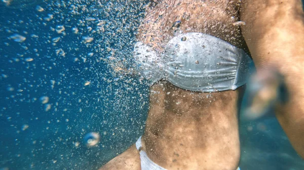 Mujer Traje Baño Blanco Agua Azul Transparente Del Mar Mediterráneo — Foto de Stock