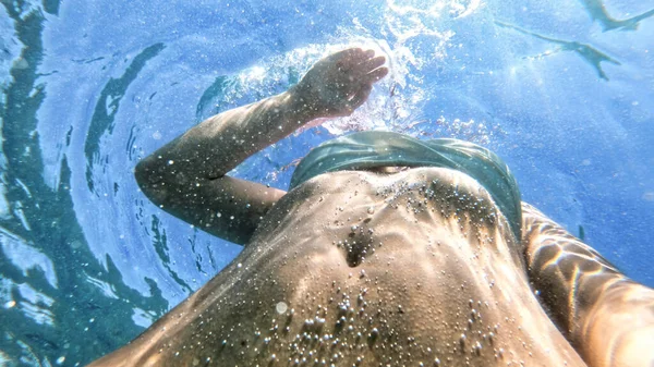 수영복을 여자가 지중해의 푸르고 물에서 수영을 카메라를 — 스톡 사진